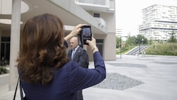 EU-Delegationsleiterin Irene Tinagli macht Erinnerungsfotos von der dreitägigen Reise nach Wien.