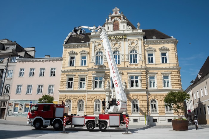 Die Feuerwehr St. Pölten half tatkräftig mit, damit das Kunstwerk aus nächster Nähe betrachtet ...