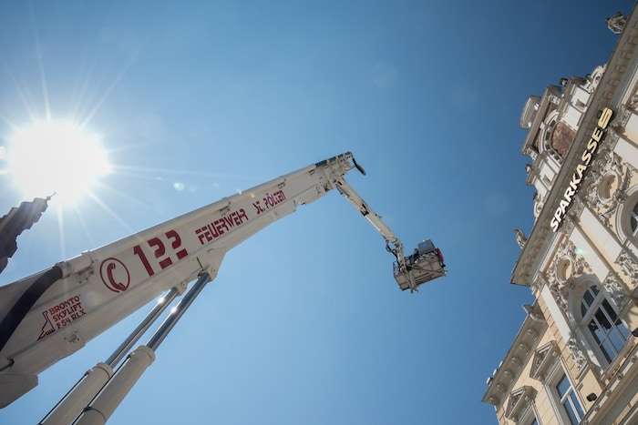 Nur wenige wissen, dass sich am Gipfel der Sparkasse in St. Pölten ein wertvolles Klimt-Bild ...