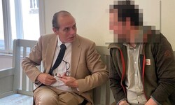 Der Angeklagte im Gespräch mit seinem Anwalt Bernhard Schwendinger. 