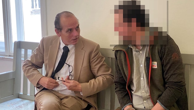 Der Angeklagte im Gespräch mit seinem Anwalt Bernhard Schwendinger.
