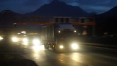 Ausländischen Frächtern und Politikern ist das Lkw-Nachtfahrverbot in Tirol ein Dorn im Auge.