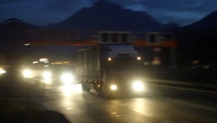 Ausländischen Frächtern und Politikern ist das Lkw-Nachtfahrverbot in Tirol ein Dorn im Auge.
