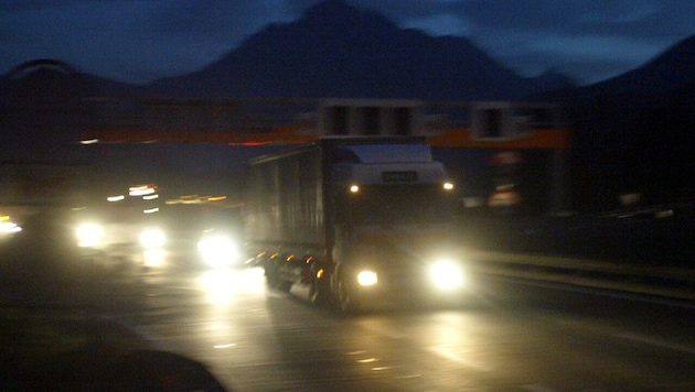 Ausländischen Frächtern und Politikern ist das Lkw-Nachtfahrverbot in Tirol ein Dorn im Auge.
