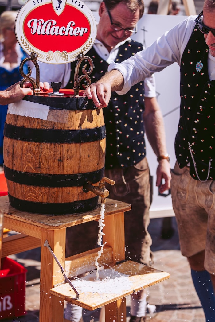 Keinesfalls verpassen darf man den traditionellen Bieranstich.