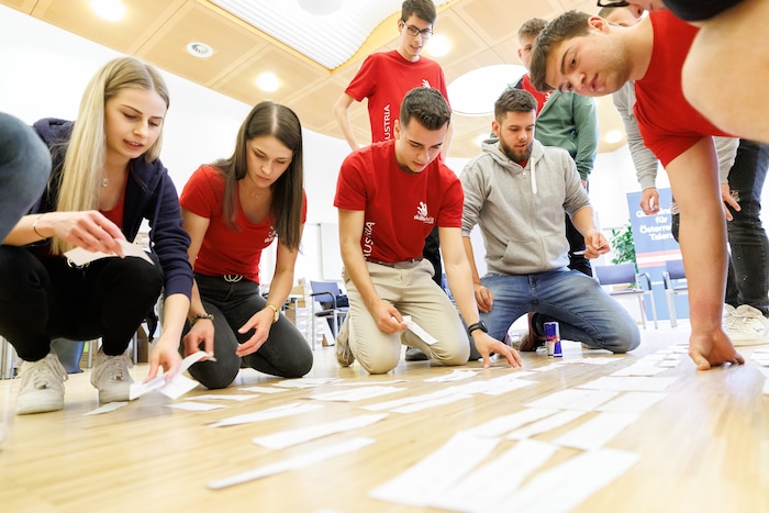 Beim Teamseminar bereiten sich die Teilnehmer von und lernen einander kennen