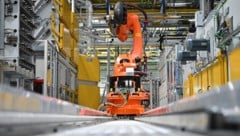 Ein Roboter transportiert im BMW-Werk in Steyr die Fertigungsteile von Station zu Station.