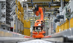 Ein Roboter transportiert im BMW-Werk in Steyr die Fertigungsteile von Station zu Station.