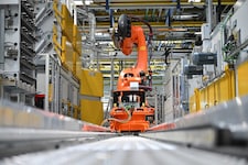 Ein Roboter transportiert im BMW-Werk in Steyr die Fertigungsteile von Station zu Station.