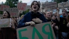 In Kiew, Lwiw, Odessa und Dnipro gingen Tausende Menschen gegen die Entmachtung von unabhängigen ...