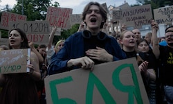 In Kiew, Lwiw, Odessa und Dnipro gingen Tausende Menschen gegen die Entmachtung von unabhängigen ...