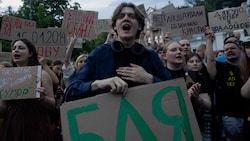 In Kiew, Lwiw, Odessa und Dnipro gingen Tausende Menschen gegen die Entmachtung von unabhängigen ...