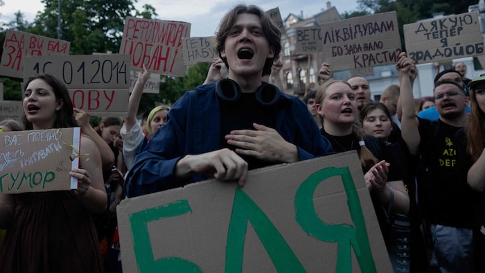 In Kiew, Lwiw, Odessa und Dnipro gingen Tausende Menschen gegen die Entmachtung von unabhängigen ...