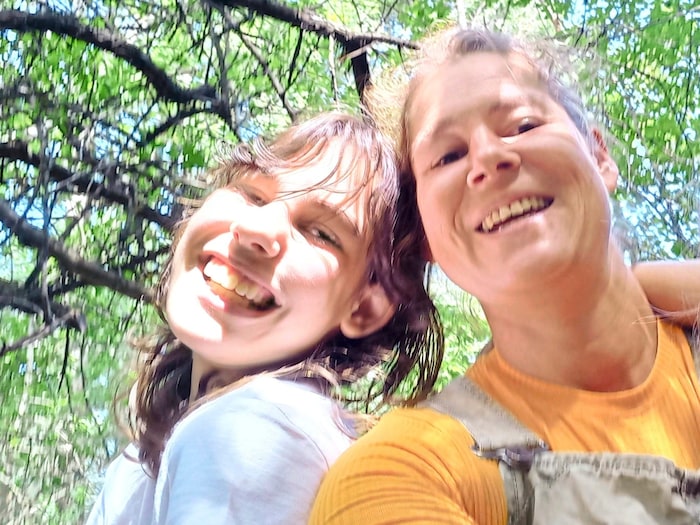 Mara ist gerne draußen in der Natur. Seit zwei Jahren nimmt sie Gesangsunterricht.