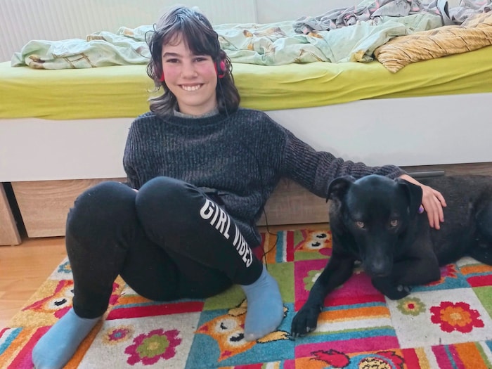 Die 15-jährige Asperger-Autistin Mara mit ihrem Therapiehund. Auch sie profitierte von der ...