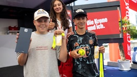 VIP-Gewinner Rafael Trixl (rechts) mit seinem Freund Thomas Ausserbichler.