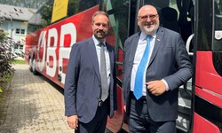 Stefan Schnöll und Andreas Matthä bekennen sich zum Nahverkehr – neue Busse wurden angeschafft.