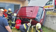 Der Unfallwagen kam in Schräglage auf der Mauer hängend zum Stillstand.