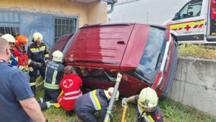 Der Unfallwagen kam in Schräglage auf der Mauer hängend zum Stillstand.