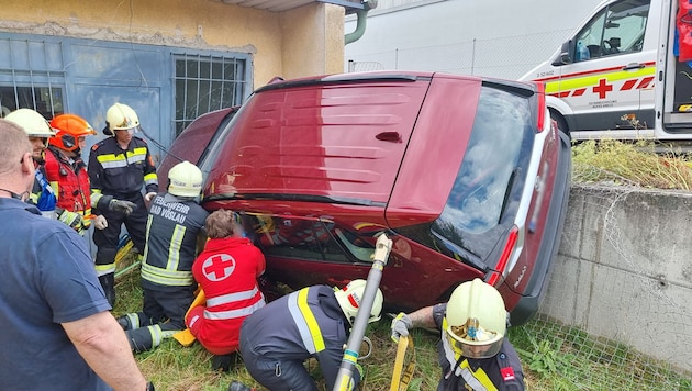 Der Unfallwagen kam in Schräglage auf der Mauer hängend zum Stillstand.
