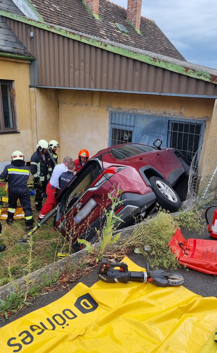 Der Unfallwagen kam in Folge in Schräglage auf der Mauer hängend zum Stillstand.