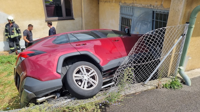 Aus bislang unbekannter Ursache verlor der Lenker die Kontrolle über sein Fahrzeug.