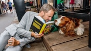 Da macht auch Hund Harry große Augen: Die Biografie „Hochmair wo bist du“ spart nicht mit ...