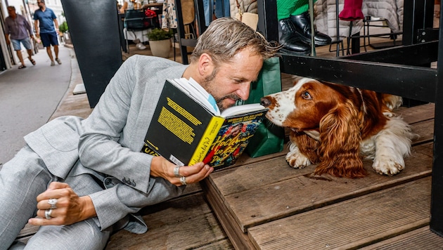 Da macht auch Hund Harry große Augen: Die Biografie „Hochmair wo bist du“ spart nicht mit ...