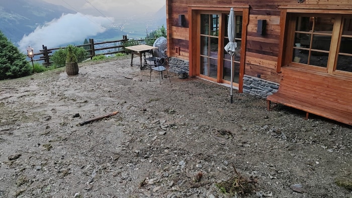 Ein Chalet samt Sauna wurde von den Wassermassen erfasst.