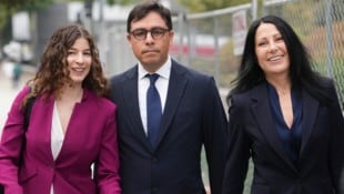 Dr. Salvador Plasencia (m.) mit seinen Anwältinnen Debra S. White (r.) und Karen L. Goldstein