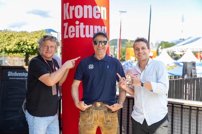 „Krone“-Sportchef Peter Moizi, Alexander Antonitsch und krone.tv-Moderator Michael Fally (von ...