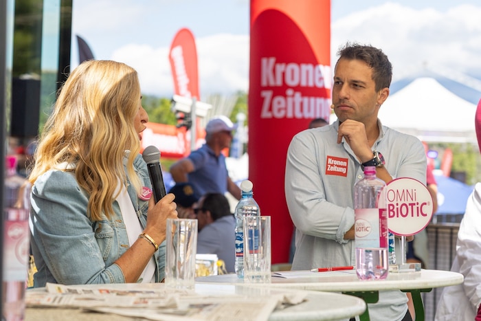 Bei der „Krone“ geht’s rund – die einstige Top-10-Spielerin Babsi Schett (li.) und ...