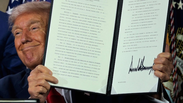 Trump präsentiert stolz eines seiner neuen Dekrete.
