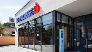 Zwei unbekannt Täter versuchten, den Bankomat im Foyer der Sparkassenfiliale in Grünbach ...