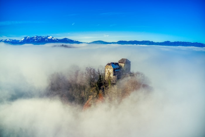 Selbst im Nebel thront die Burg noch auf einer sonnigen Insel.