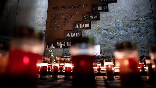 Viele Menschen haben in Duisburg mit einer Nacht der 1000 Lichter an die Opfer der ...