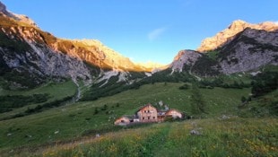 Die Sarotlahütte mit Gottvater und Großer Valkastil im Hintergrund.