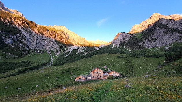 Die Sarotlahütte mit Gottvater und Großer Valkastil im Hintergrund.
