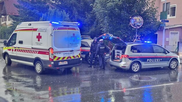 Der Verletzte wurde mit der Rettung abtransportiert.