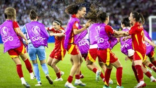 Jubel auf dem Rasen – und anschließend feierten die Spanierinnen auch vor dem Teambus der ...