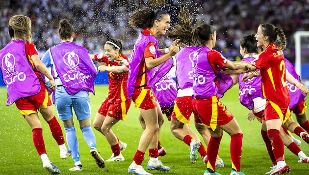 Jubel auf dem Rasen – und anschließend feierten die Spanierinnen auch vor dem Teambus der ...