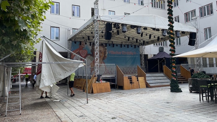 Die Aufbauarbeiten auf dem Rathausplatz