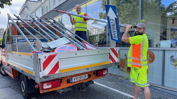 Mitarbeiter des Wirtschaftshofes sammelten Verkehrszeichen beim Markt ein.