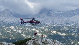Der Polizeihubschrauber Libelle setzte Bergretter am Dachsteinplateau ab