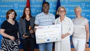 Die Studierenden Annabell Eder (2. v. li.) und Soloman Nadar mit Landeshauptfrau Johanna ...