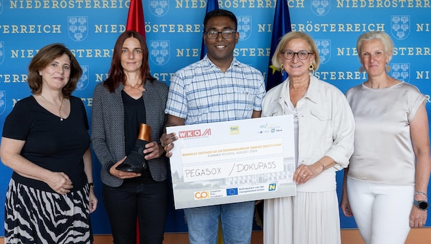 Die Studierenden Annabell Eder (2. v. li.) und Soloman Nadar mit Landeshauptfrau Johanna ...