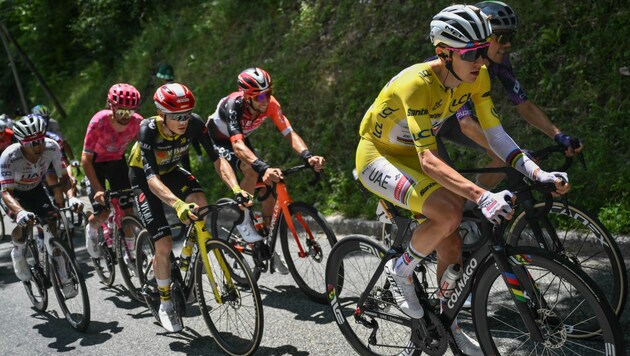 Tadej Pogacar (im gelben Trikot) machte „Bekanntschaft“ mit dem Teamauto von Jonas Vingegaard ...