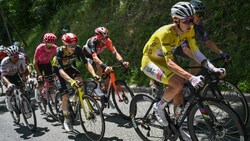 Tadej Pogacar (im gelben Trikot) machte „Bekanntschaft“ mit dem Teamauto von Jonas Vingegaard ...