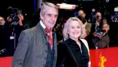 Oscarpreisträger Jeremy Irons („Die Affäre der Sunny von B.“) mit seiner Ehefrau, ...