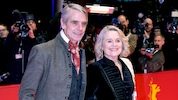 Oscarpreisträger Jeremy Irons („Die Affäre der Sunny von B.“) mit seiner Ehefrau, ...